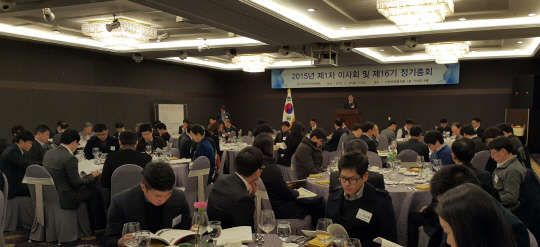 ITS협회는 27일 서울 양재동 더케이호텔에서 2015년도 이사회와 정기총회를 개최했다. 팽우선 도로공사 사업본부장(가운데 단상)이 축사를 하고 있다.